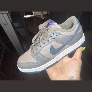Men's Grey Low-Top Skate Sneakers with Blue Swoosh